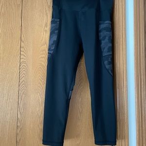 zyia size 6-8 cropped leggings. brand new never worn